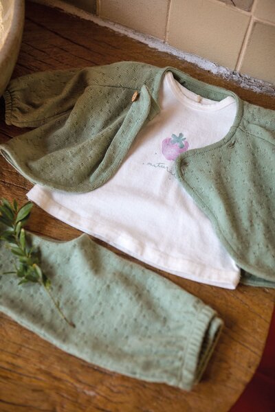 Vand stoc haine din materiale organice bebe si copii